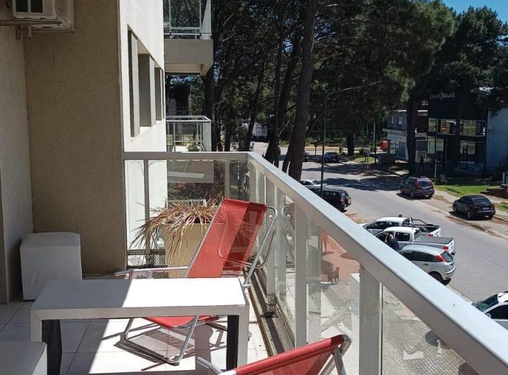DEPARTAMETNO EN PINAMAR CENTRO CON PILETA PARA 4 PERSONAS