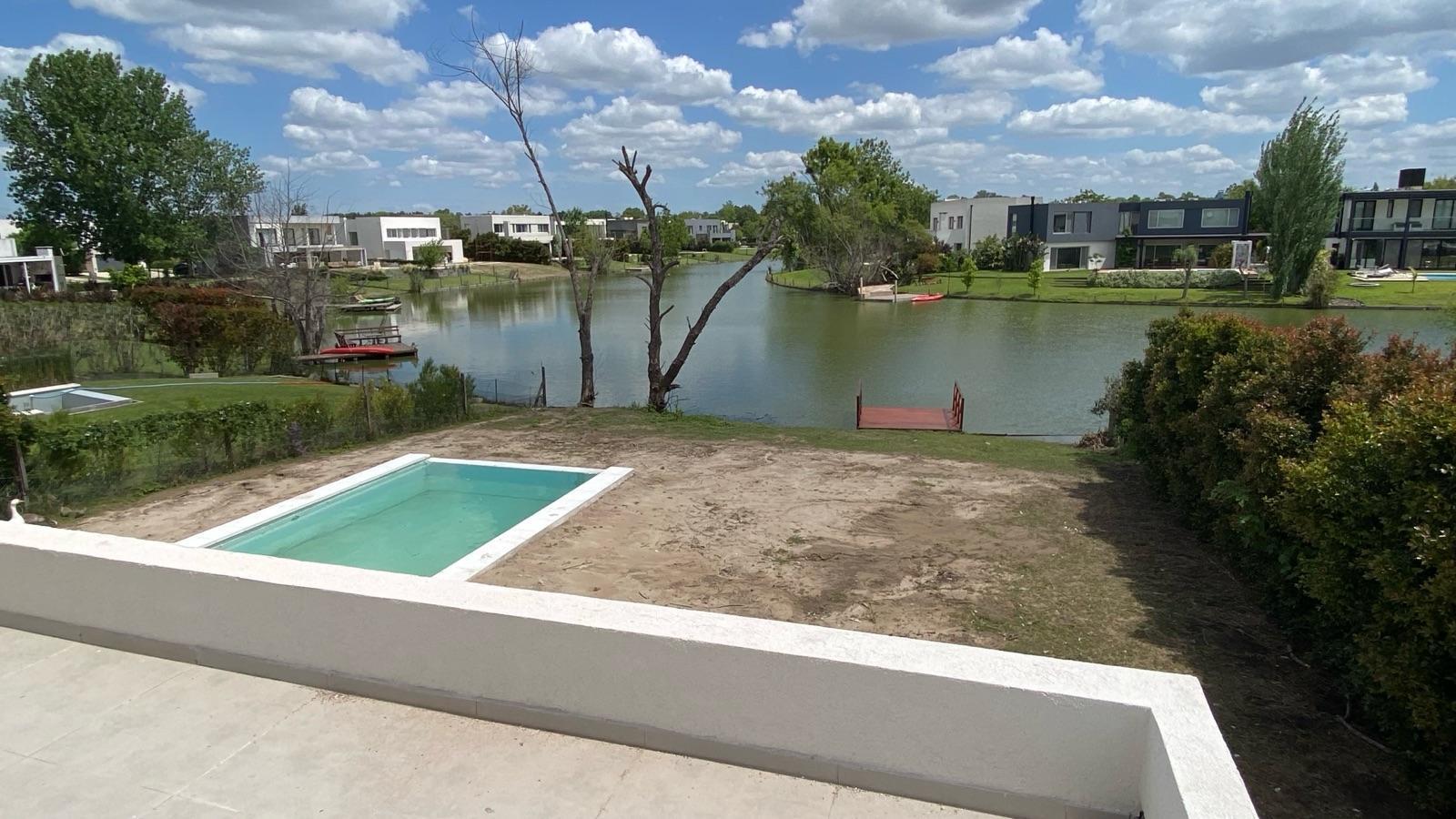 Casa en venta en El Canton Norte-Laguna-5 Ambientes-Pileta.