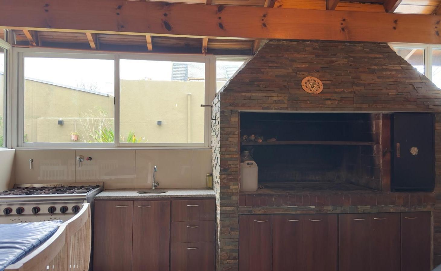 Foto de Casa en venta 3 dormitorios Quincho Parrilla Pileta Garage cubierto, imagen 3