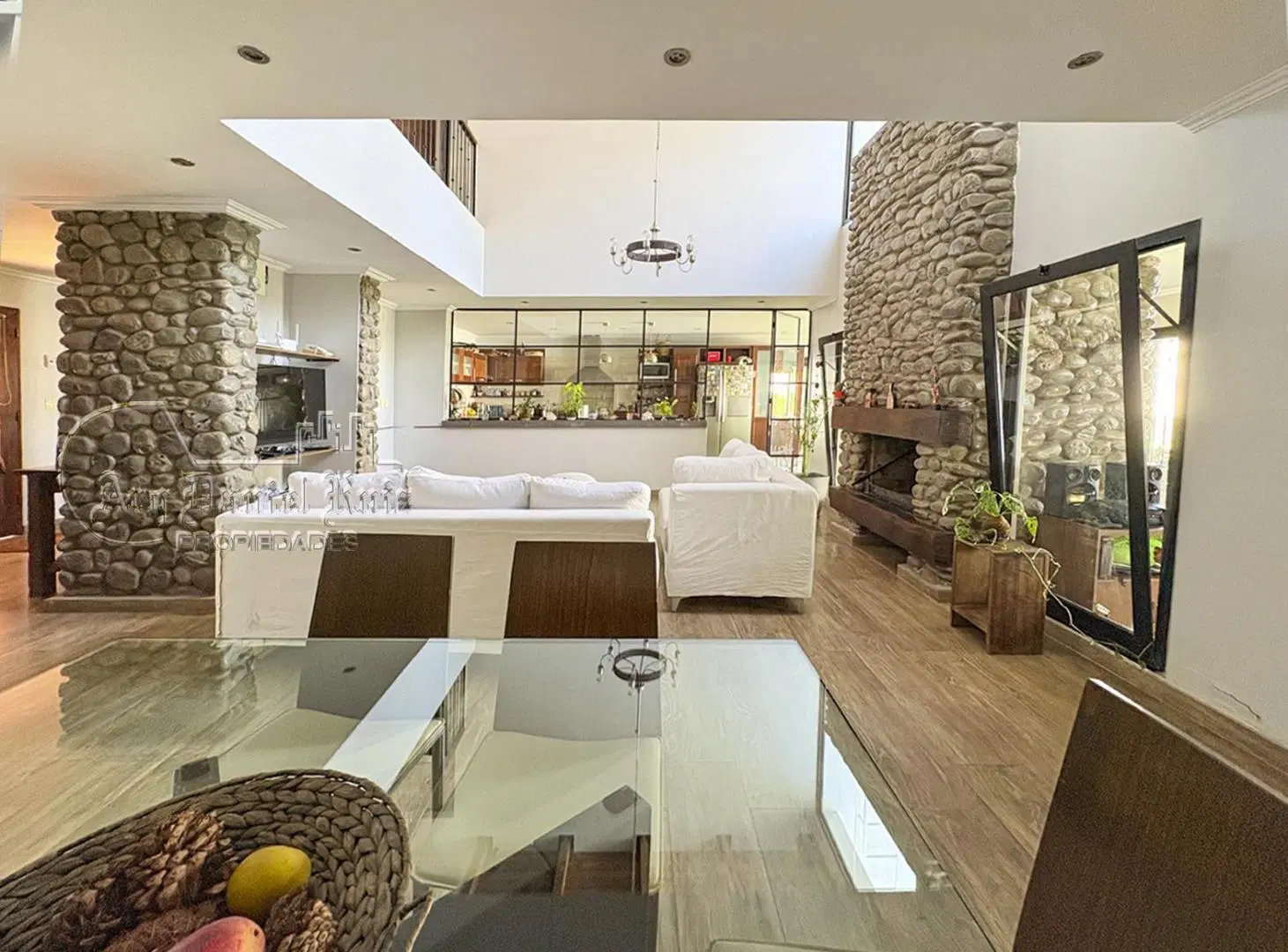 Casa 6 dormitorios en Santo Domingo al 700 1
