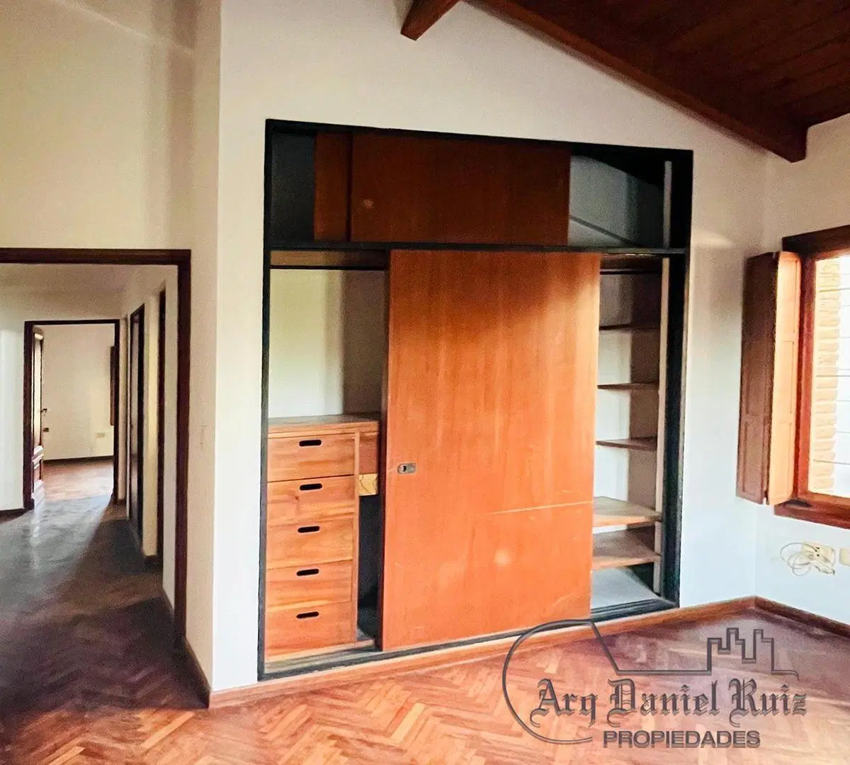 Casa 4 dormitotios, 2 cocheras, quincho y pileta en Pje. Lynch 4700 3