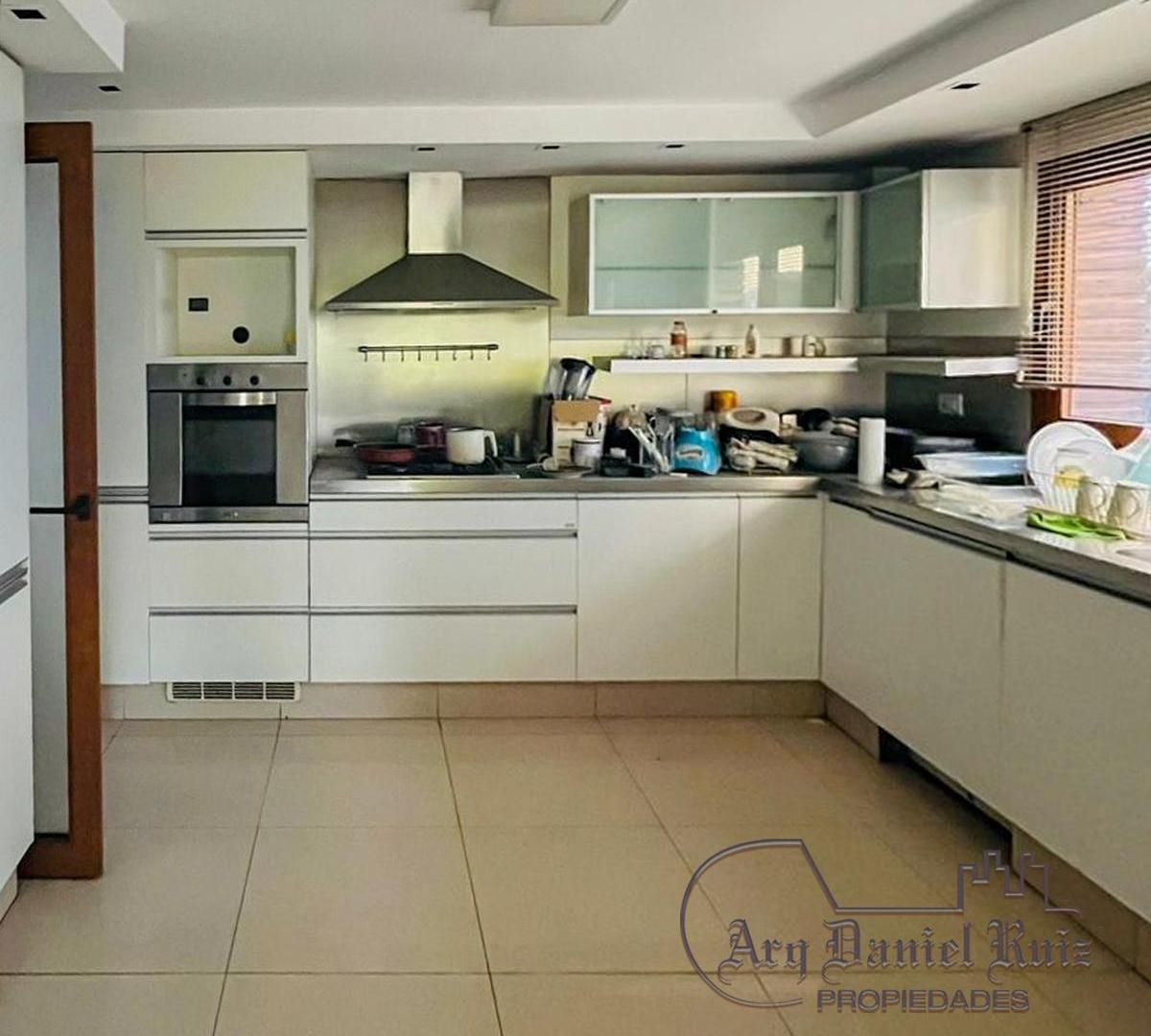 Foto de Casa 4 dormitotios, 2 cocheras, quincho y pileta en Pje. Lynch 4700, imagen 4