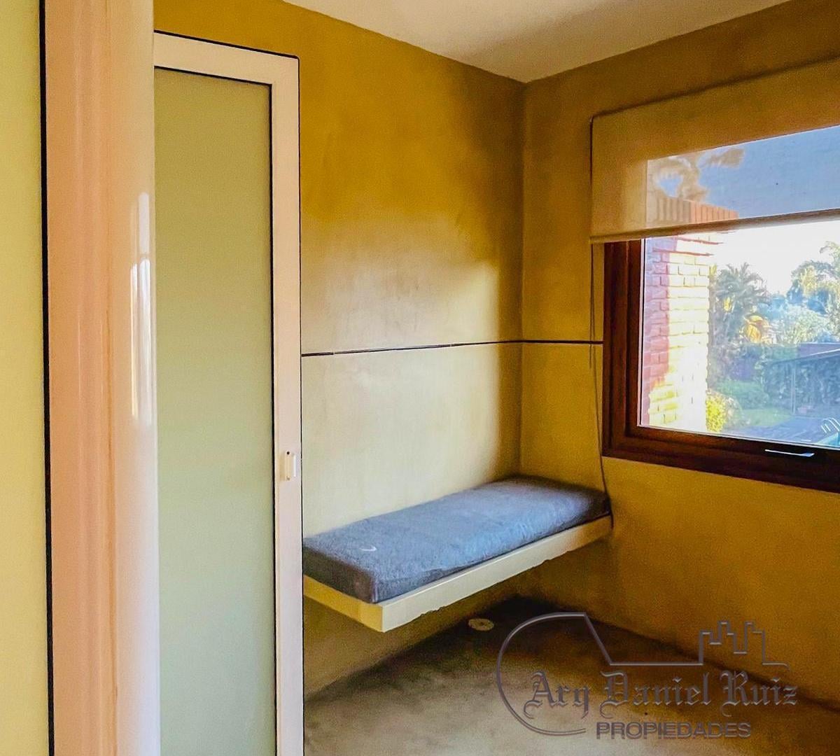 Casa 4 dormitotios, 2 cocheras, quincho y pileta en Pje. Lynch 4700
