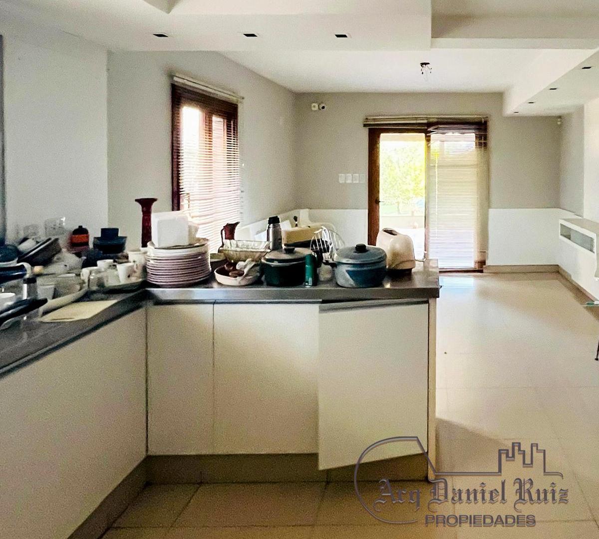 Foto de Casa 4 dormitotios, 2 cocheras, quincho y pileta en Pje. Lynch 4700, imagen 5