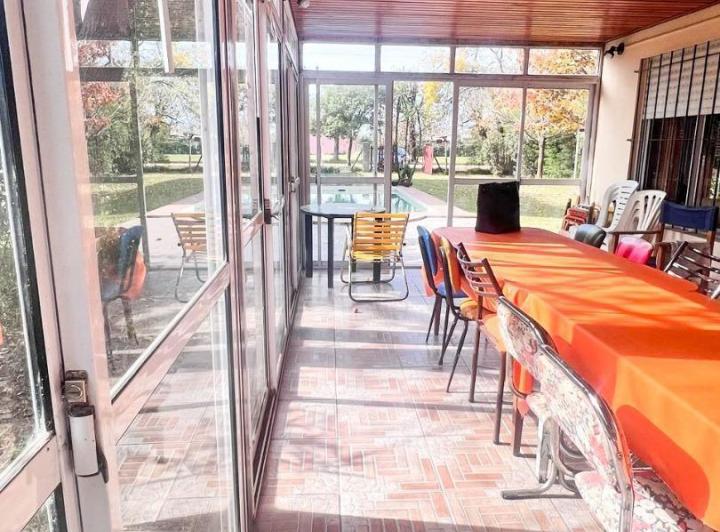 Casa con patio y pileta en Funes Town 5