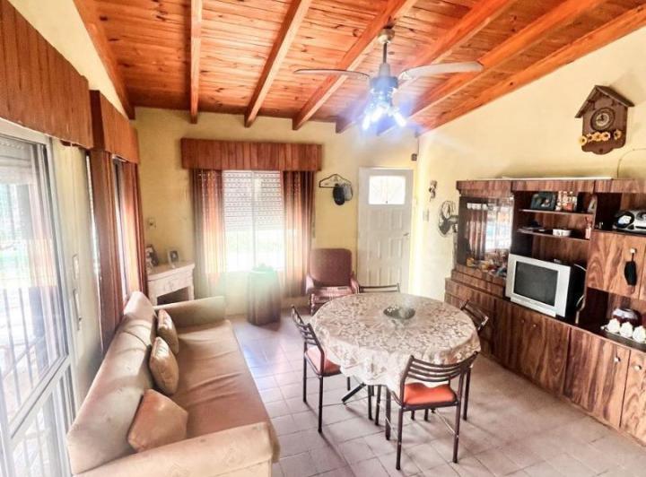 Casa con patio y pileta en Funes Town 4