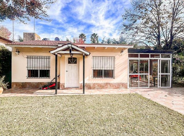 Casa con patio y pileta en Funes Town 3