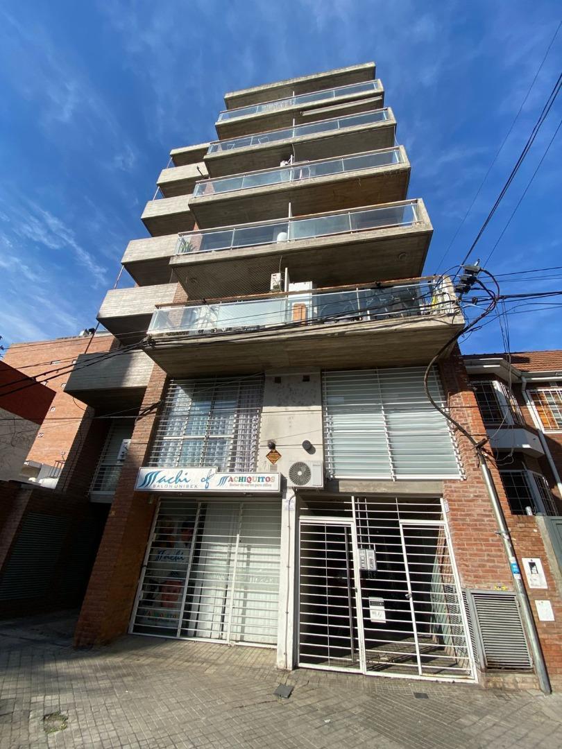 Amplio monoambiente con balcón