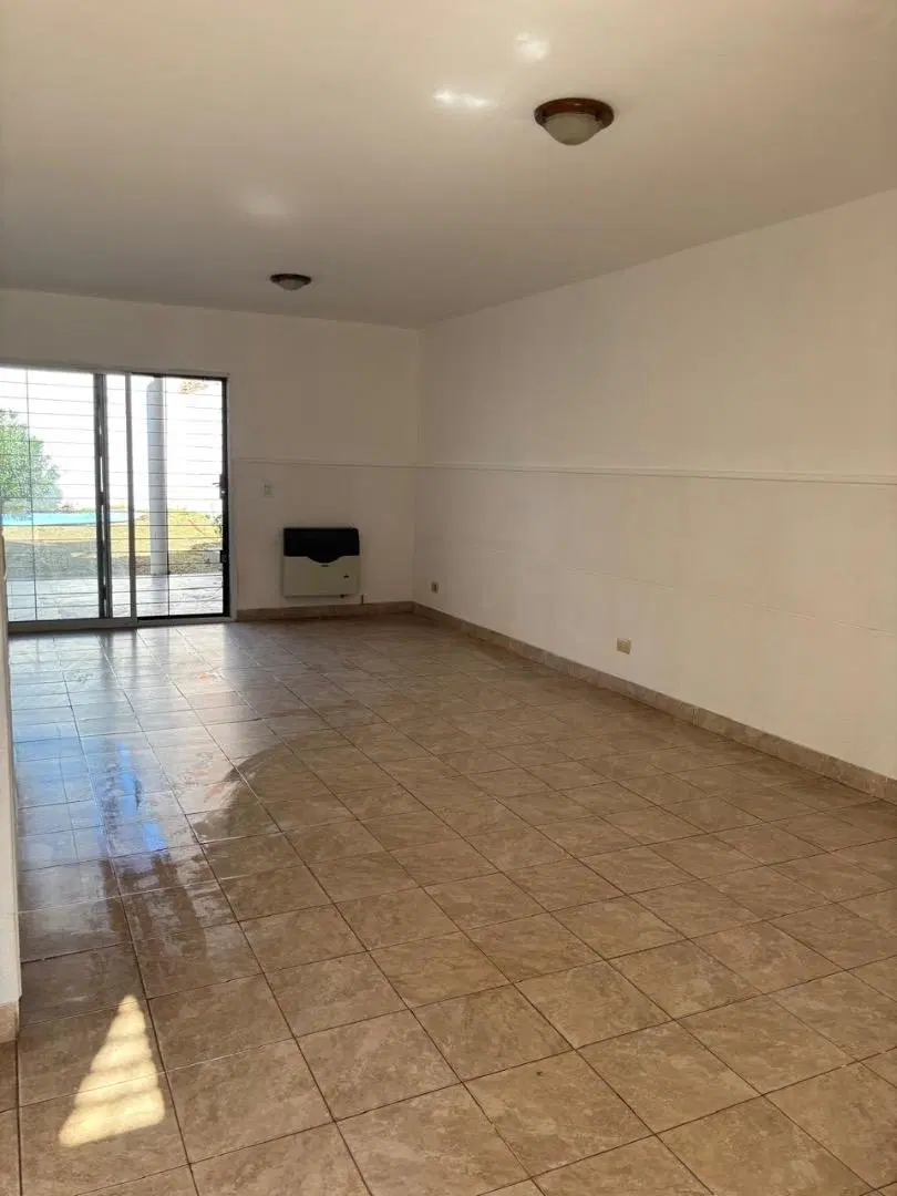 CASA DE 3 DORMITORIOS, PATIO Y PILETA 1
