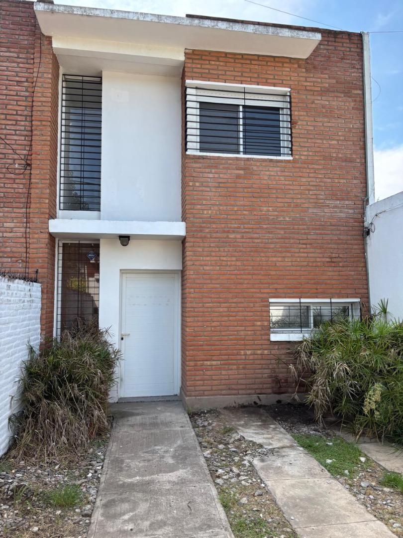 CASA DE 3 DORMITORIOS, PATIO Y PILETA