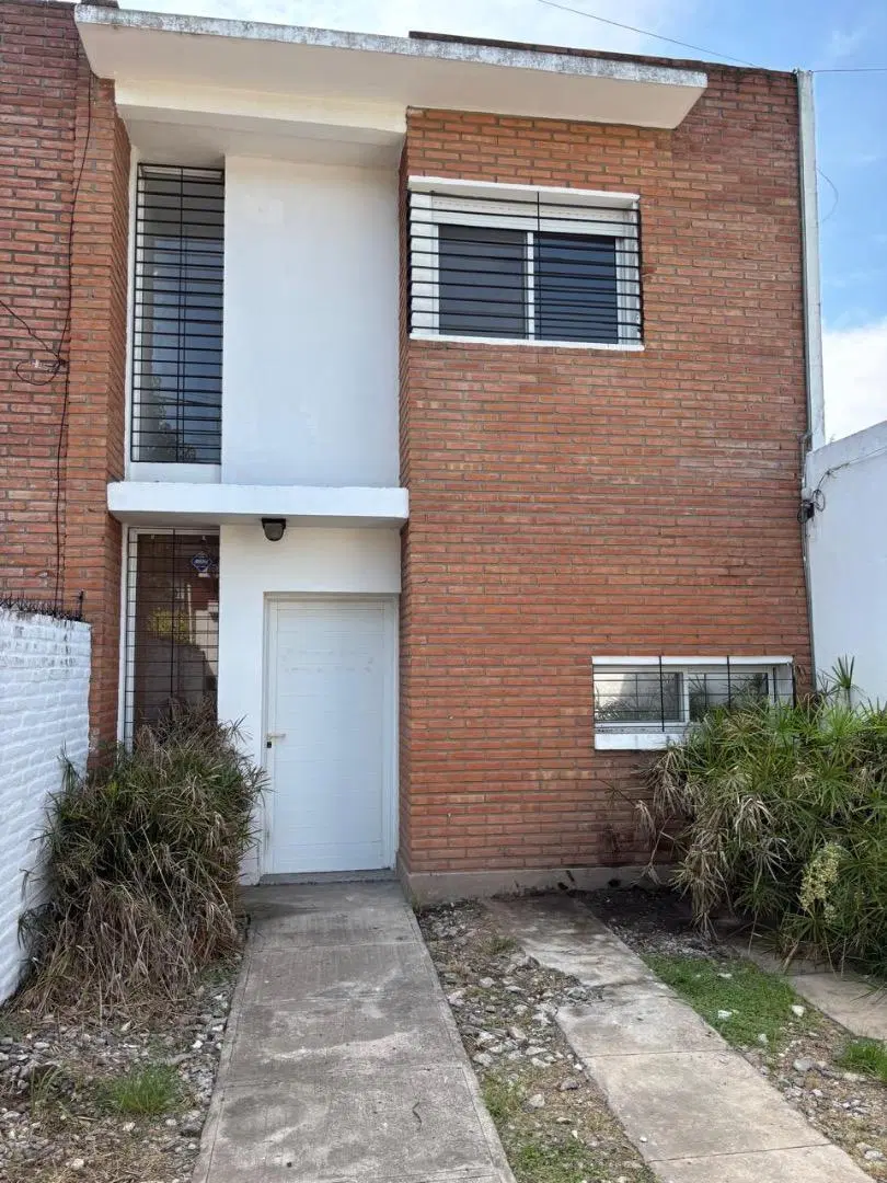 CASA DE 3 DORMITORIOS, PATIO Y PILETA 2
