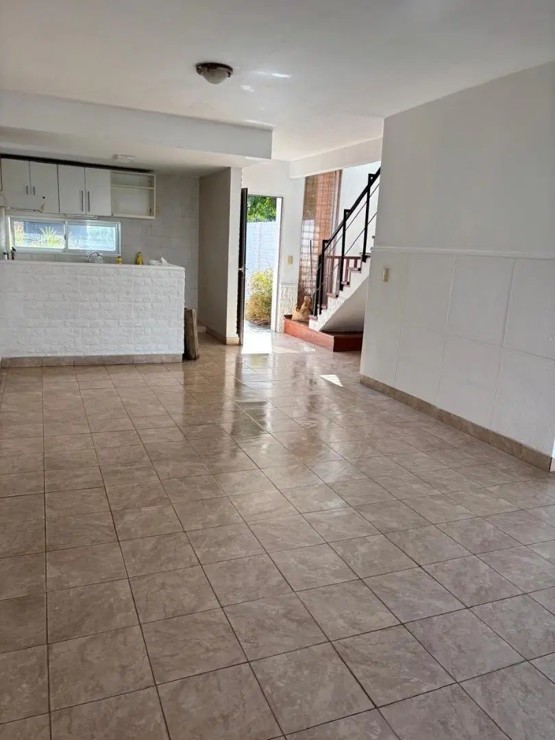 CASA DE 3 DORMITORIOS, PATIO Y PILETA 3