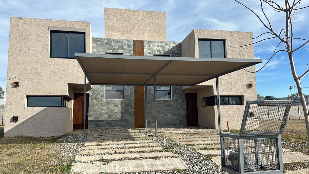 SE VENDE FINANCIADO DUPLEX DE 3 DORMITORIOS EN DISTRITO SUR