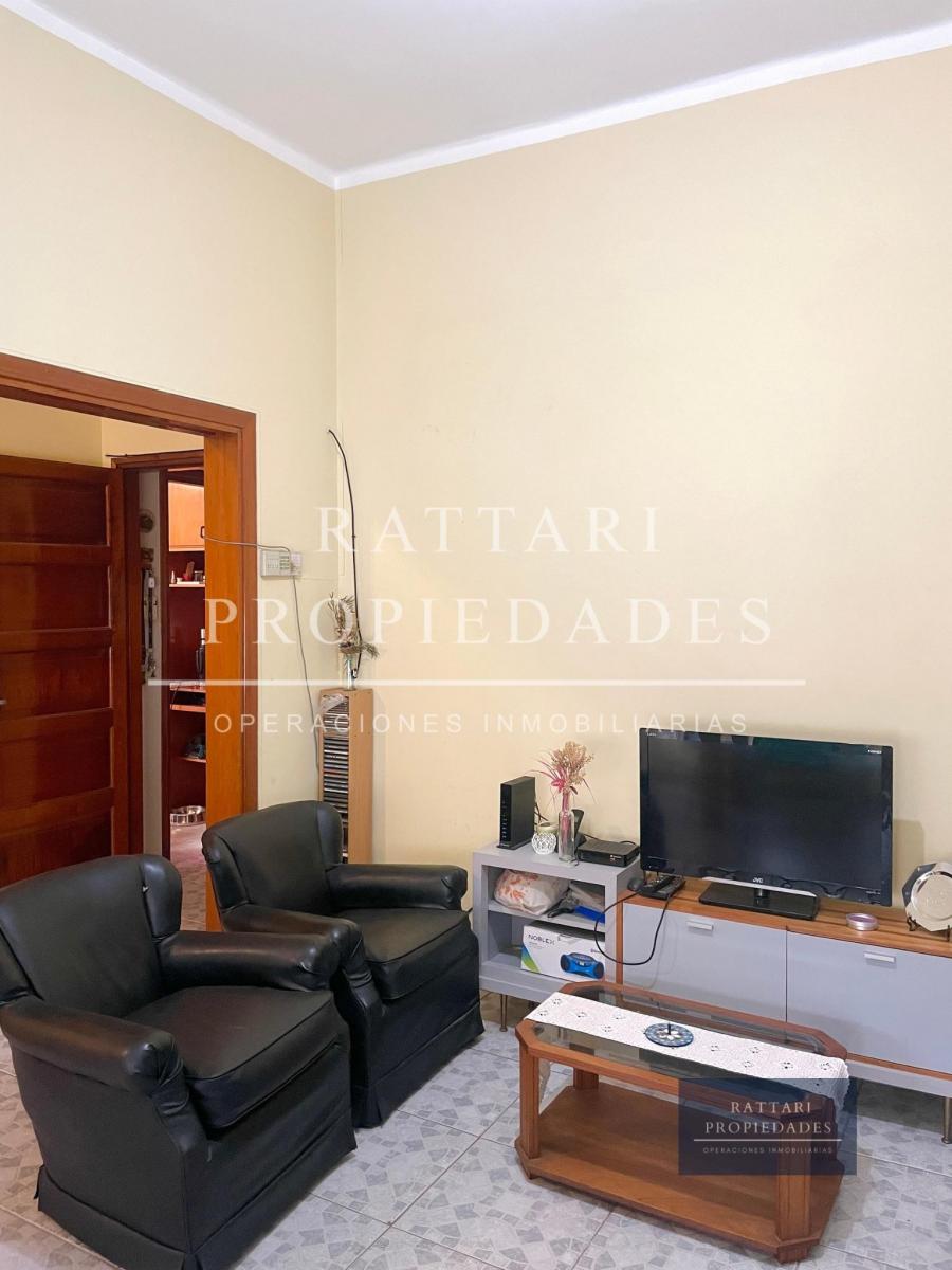 Venta de Casa en Ramos Mejía de 4 Ambientes con Parque, Quincho y Cochera.