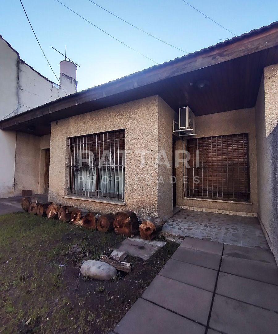 Venta Casa en Lote Propio a Refaccionar - Parque, Quincho y Cochera - Ramos Mejía