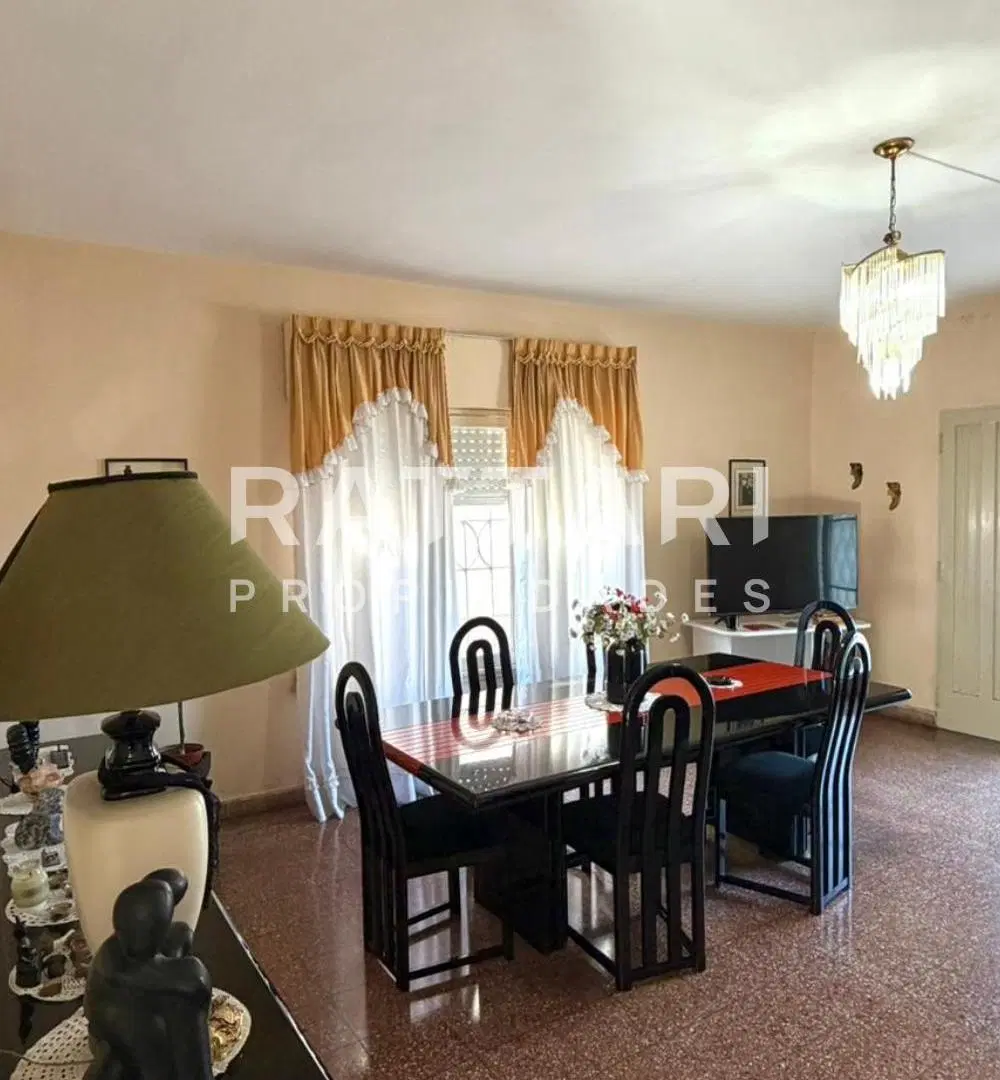 Venta de Casa en Lote Propio de 3 Ambientes con Parque y Cochera Morón 2
