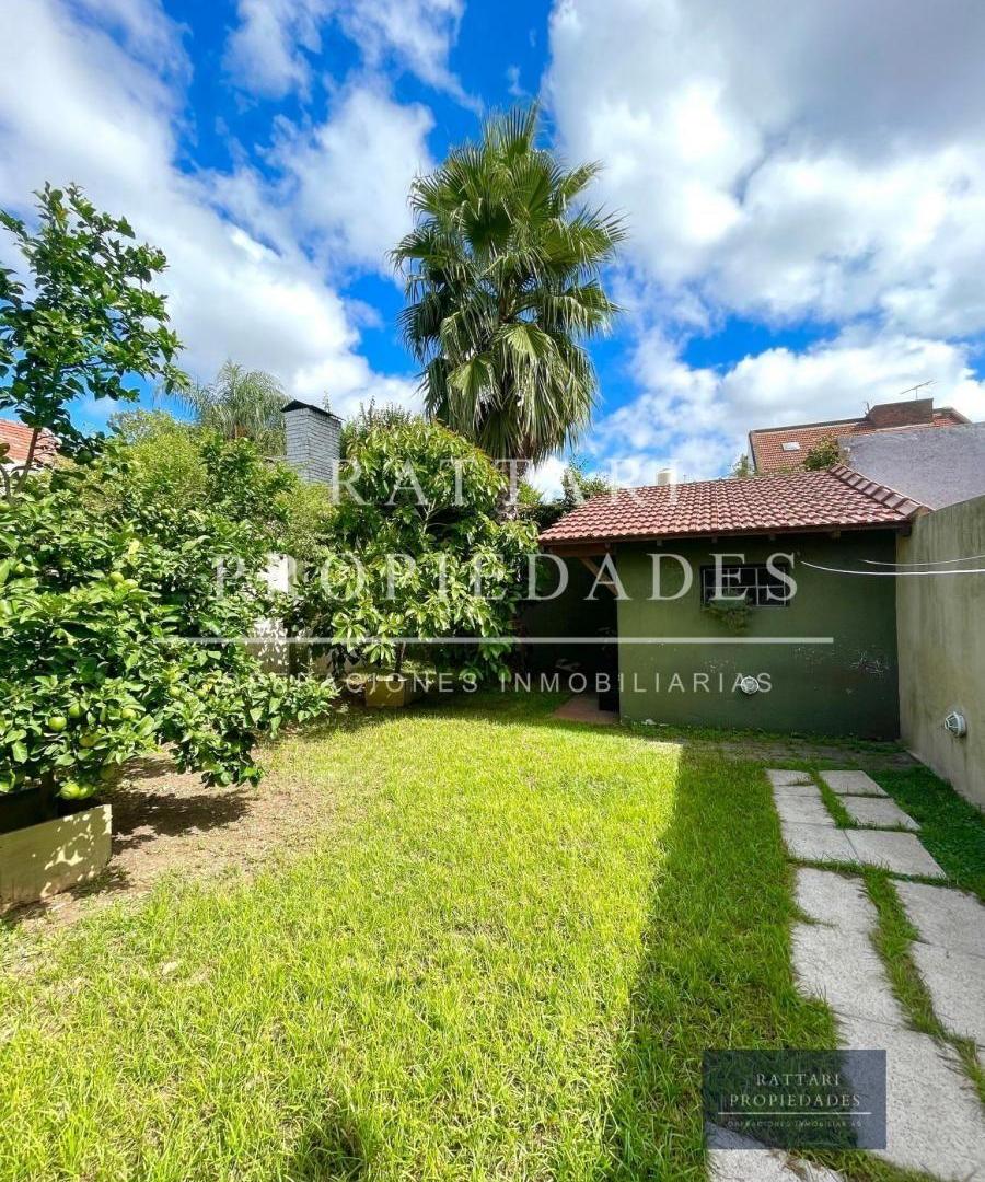 Venta de Casa en lote Propio 4 Ambientes Ramos Mejía de con Parque, Quincho y Cochera.