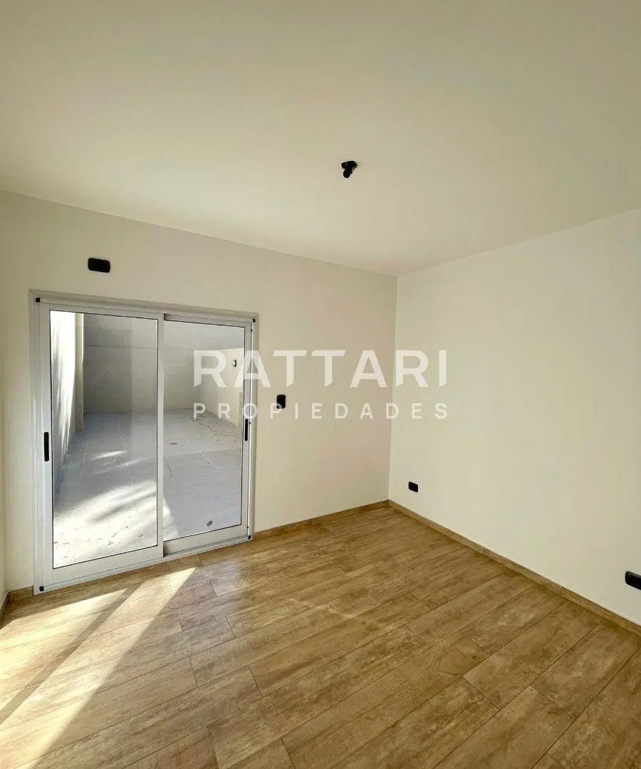 Venta Departamentos de Dos Ambientes con Patio y Cochera en San Justo 8