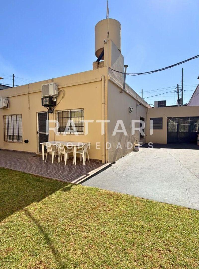Foto de Venta Casa de 3 Ambientes con Parque y Cochera - Villa Luzuriaga., imagen 1