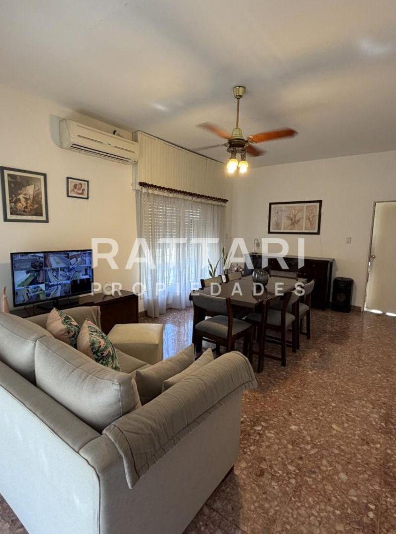 Foto de Venta Casa de 3 Ambientes con Parque y Cochera - Villa Luzuriaga., imagen 4