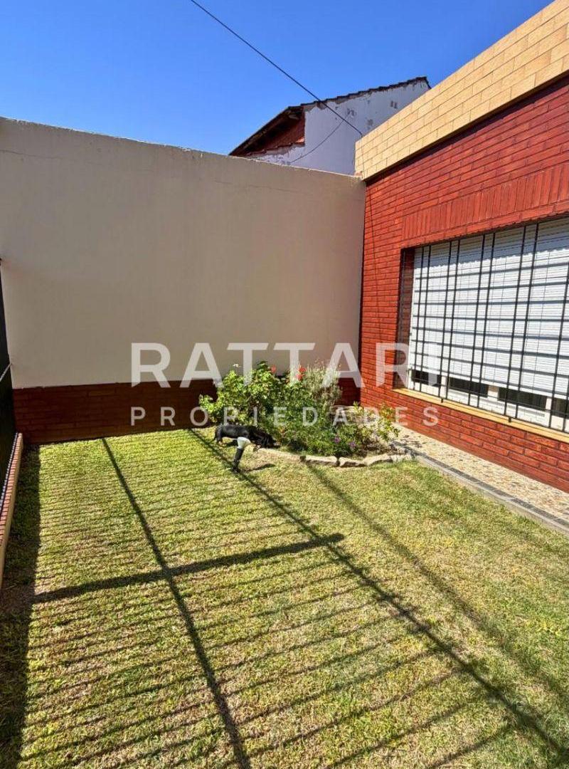 Foto de Venta Casa de 3 Ambientes con Parque y Cochera - Villa Luzuriaga., imagen 5