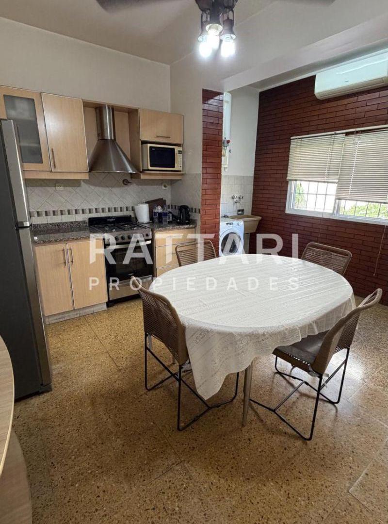 Foto de Venta Casa de 3 Ambientes con Parque y Cochera - Villa Luzuriaga., imagen 3