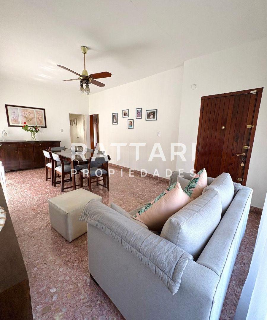 Foto de Venta Casa de 3 Ambientes con Parque y Cochera - Villa Luzuriaga., imagen 2
