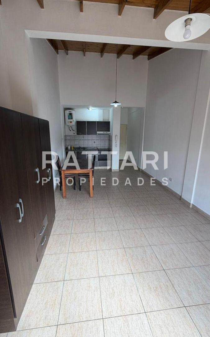 Foto de Alquiler de Amplio Departamento Monoambiente en Segundo Piso | Zona, imagen 3