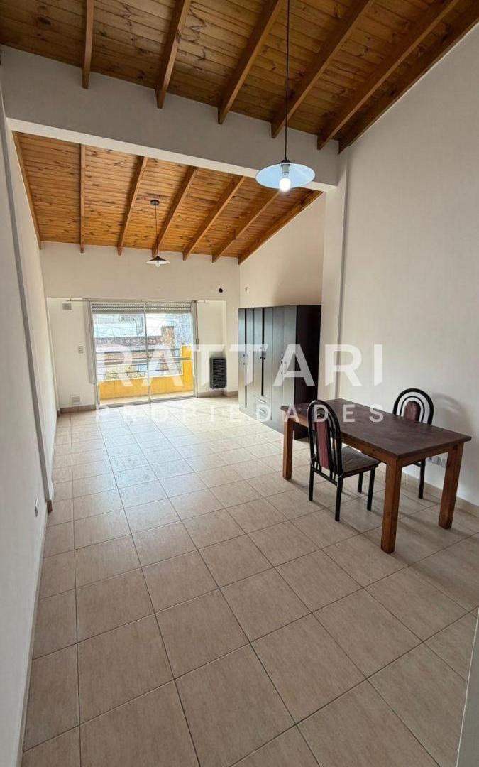 Foto de Alquiler de Amplio Departamento Monoambiente en Segundo Piso | Zona, imagen 1