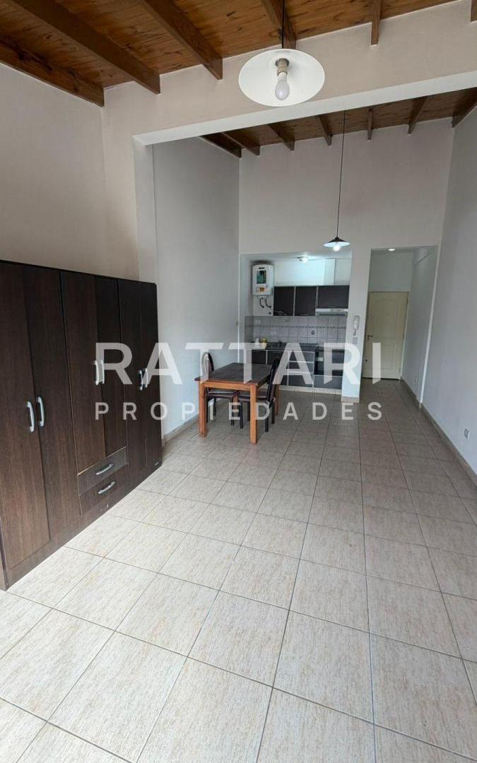 Foto de Alquiler de Amplio Departamento Monoambiente en Segundo Piso | Zona, imagen 2
