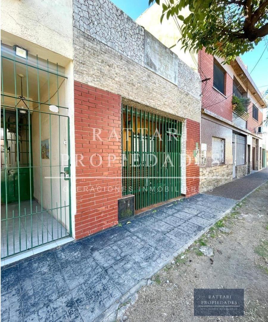 Foto de Venta PH 3 Ambientes Al Frente con Patio. Lomas del Mirador. Oportunidad, imagen 2