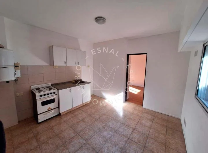 3° piso escalera, Constitución 1300. Bajos gastos 2