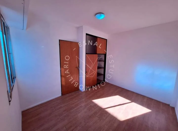 3° piso escalera, Constitución 1300. Bajos gastos 5