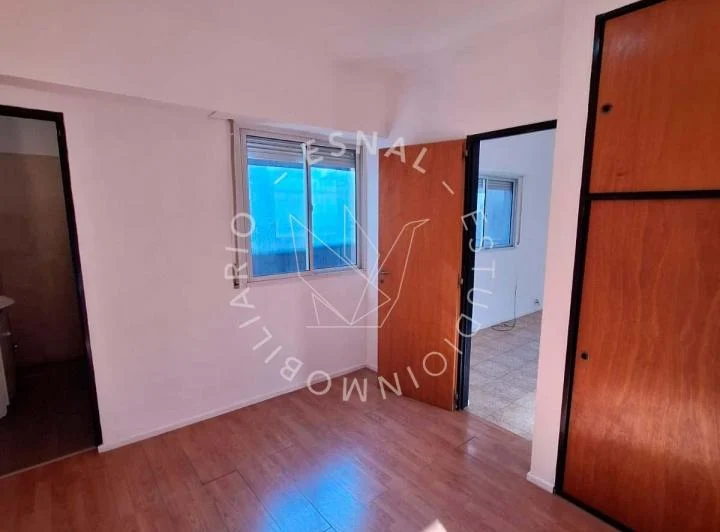 3° piso escalera, Constitución 1300. Bajos gastos 4