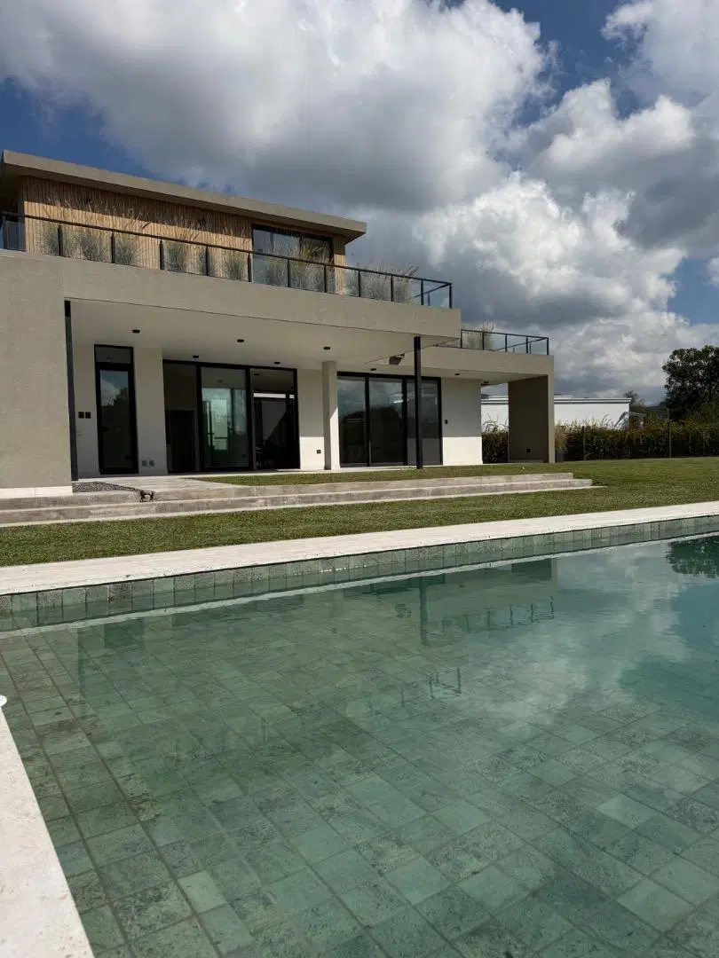 Cálida, luminosa y exclusiva casa a estrenar 2