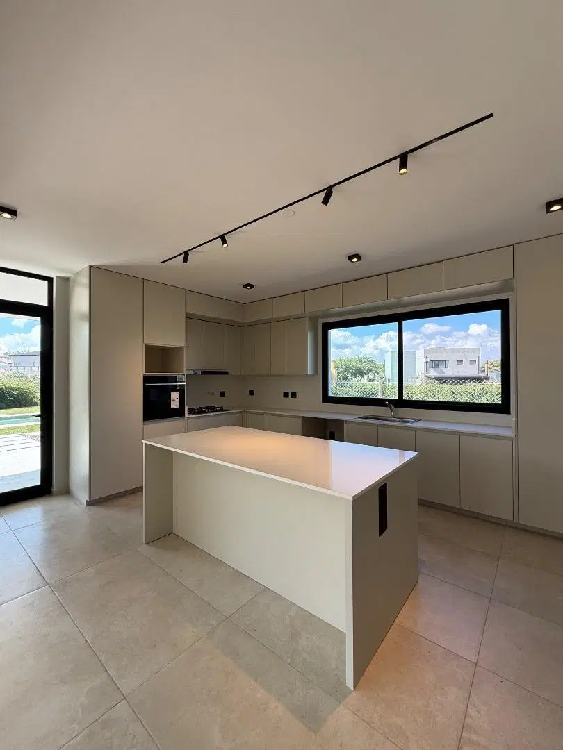 Cálida, luminosa y exclusiva casa a estrenar 4