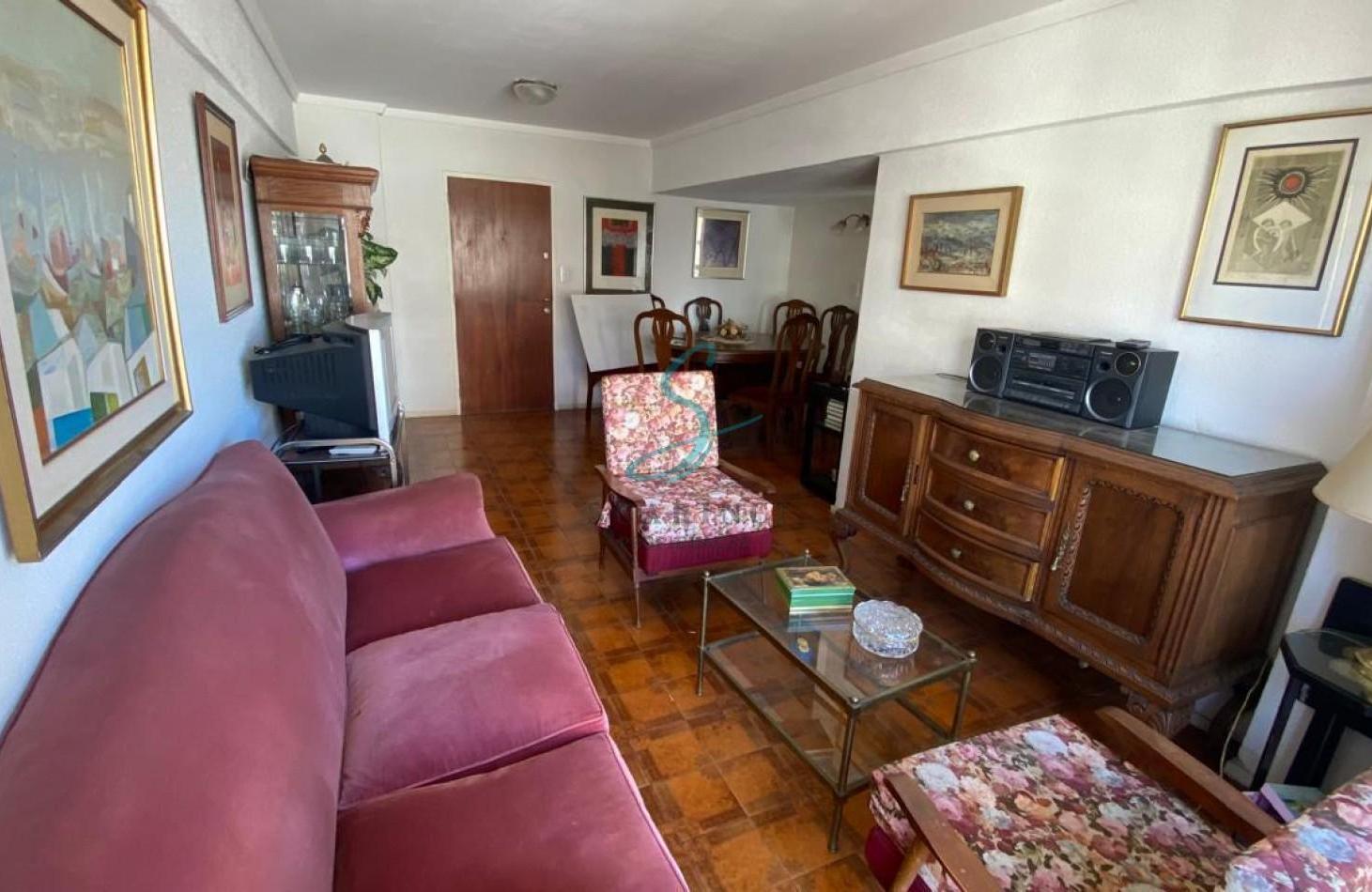 Departamento de 2 ambientes, a la calle con balcon sobre Colon en Venta. Plaza Colon