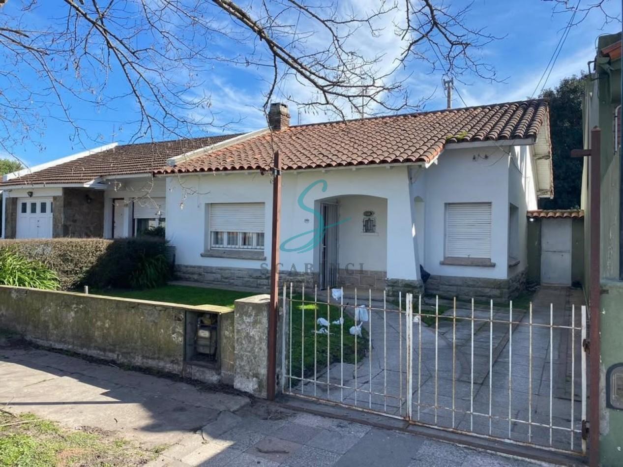 Casa de 3 ambientes con patio y jardin, en venta. Mar del Plata