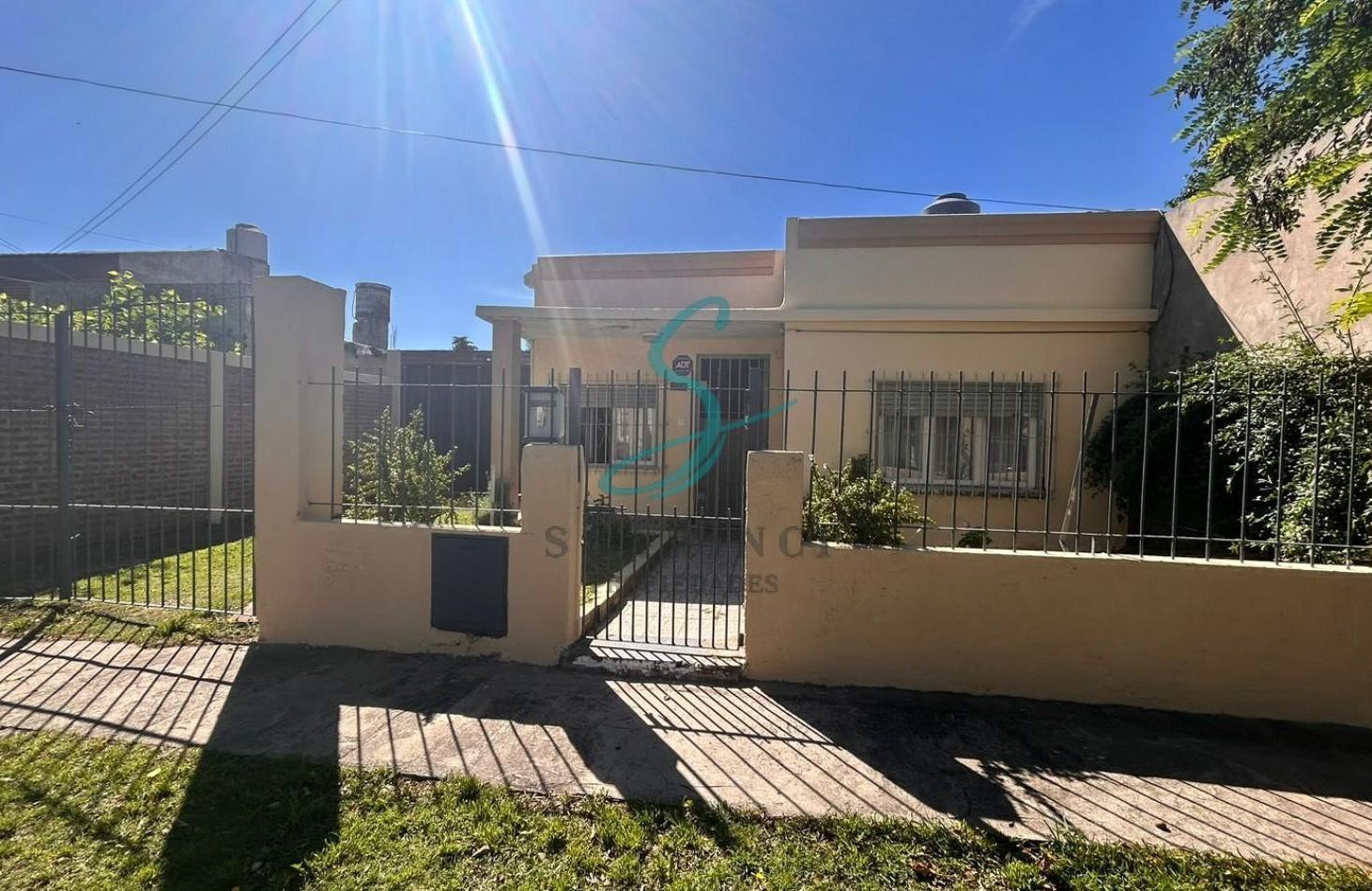 Casa de 3 Ambientes sobre lote propio, con entrada de auto y gran parque.