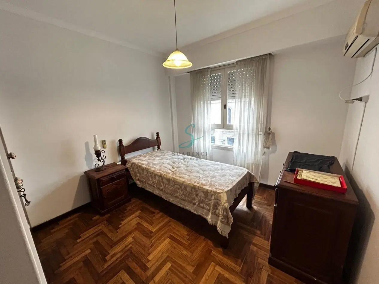 Departamento de 3 Ambientes a la calle con balcon. 2