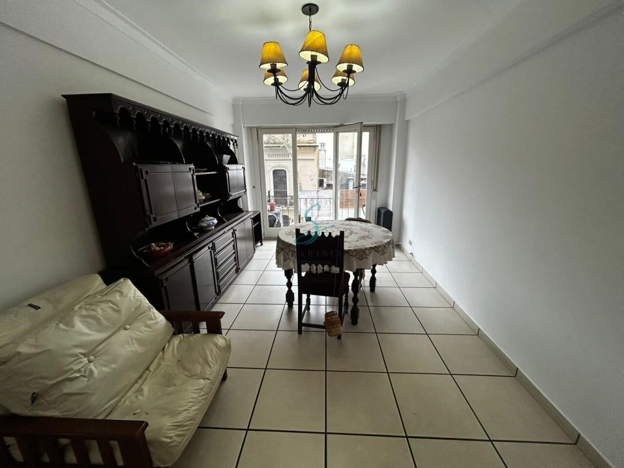 Departamento de 3 Ambientes a la calle con balcon.