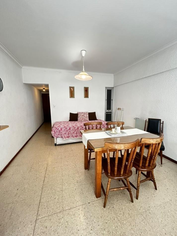 Foto de ¡Oportunidad! Departamento de 1 ambiente, con balcon saliente. Plaza, imagen 2