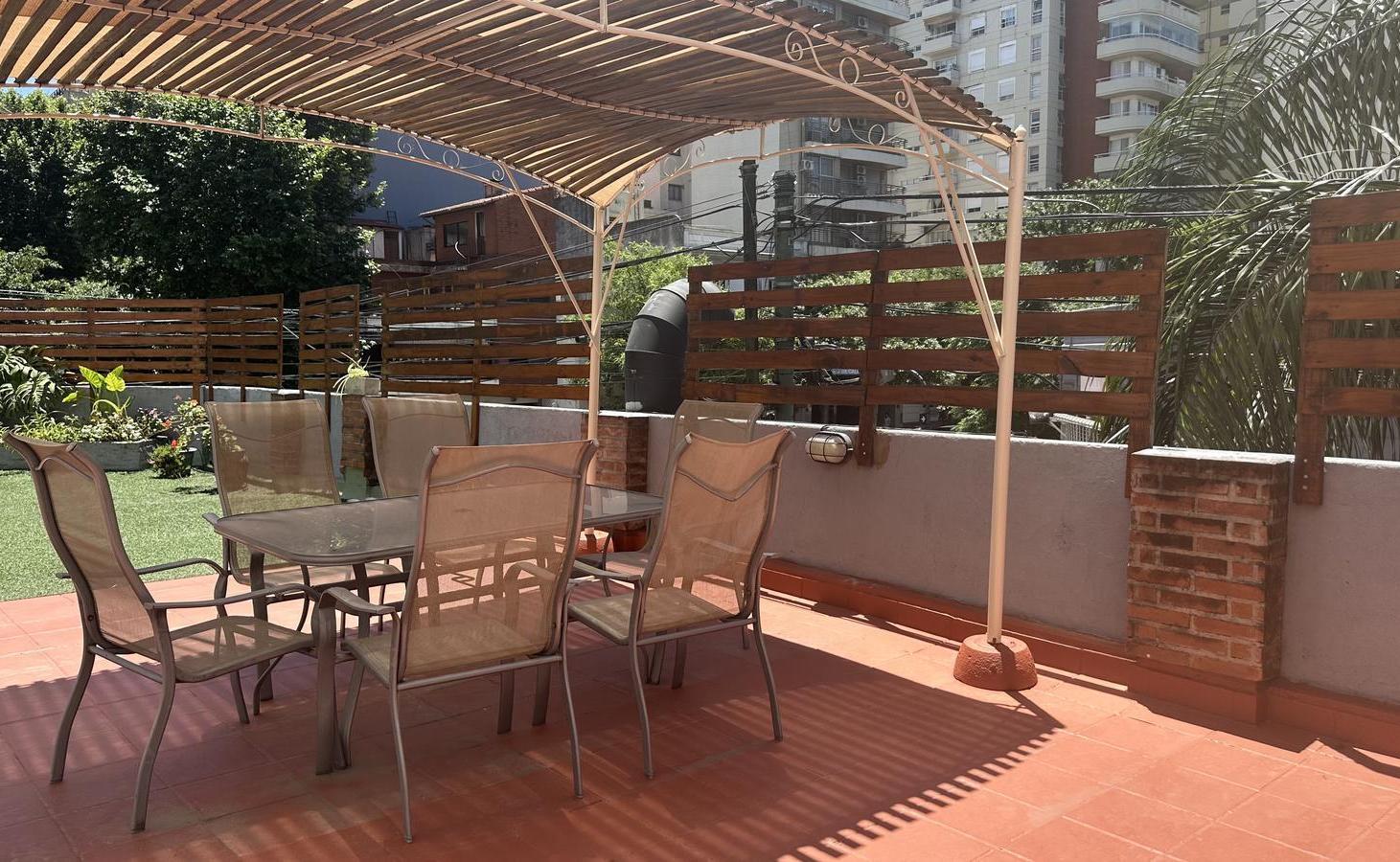 CASA 4 AMBIENTES AMOBLADO. ALQUILER SIN EXPENSAS. CABALLITO. TERRAZA, QUINCHO