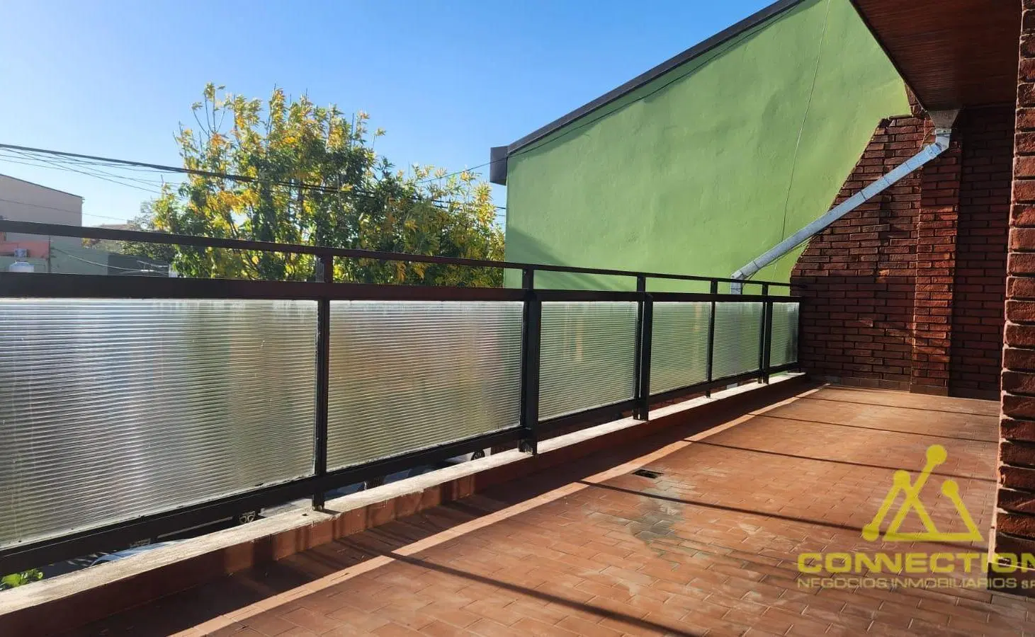 Venta Casa 6 ambientes en Villa Lugano. 3 Cocheras, patio, balcón terraza. Jardín al frente 3