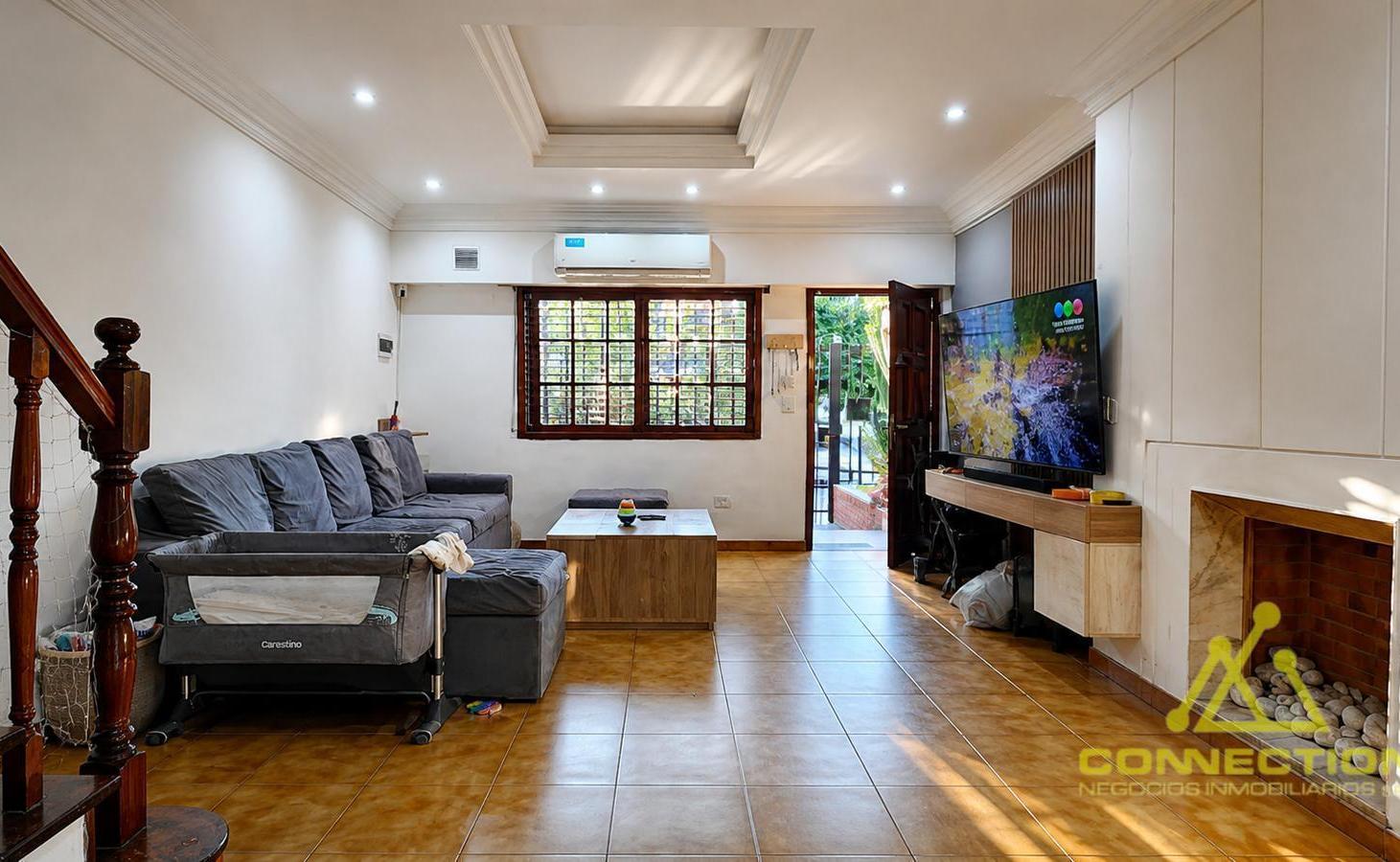 Venta Casa 6 ambientes en Villa Lugano. 3 Cocheras, patio, balcón terraza. Jardín al frente