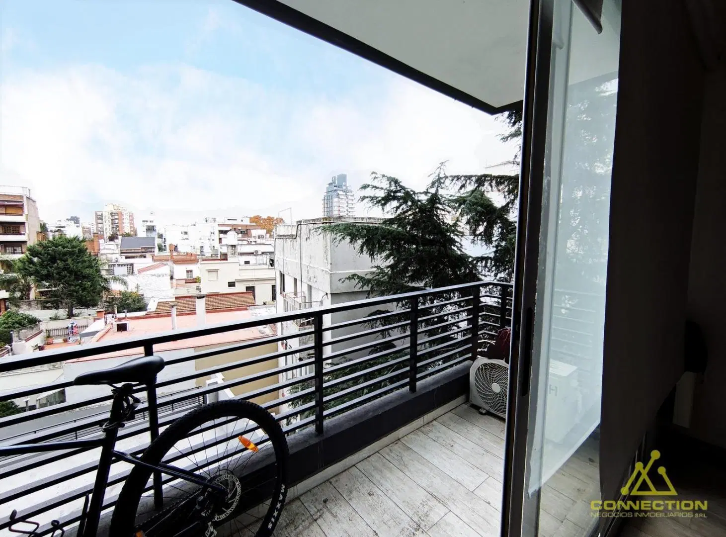 Departamento monoambiente en Villa del Parque - Contrafrente moderno con gran balcón 2