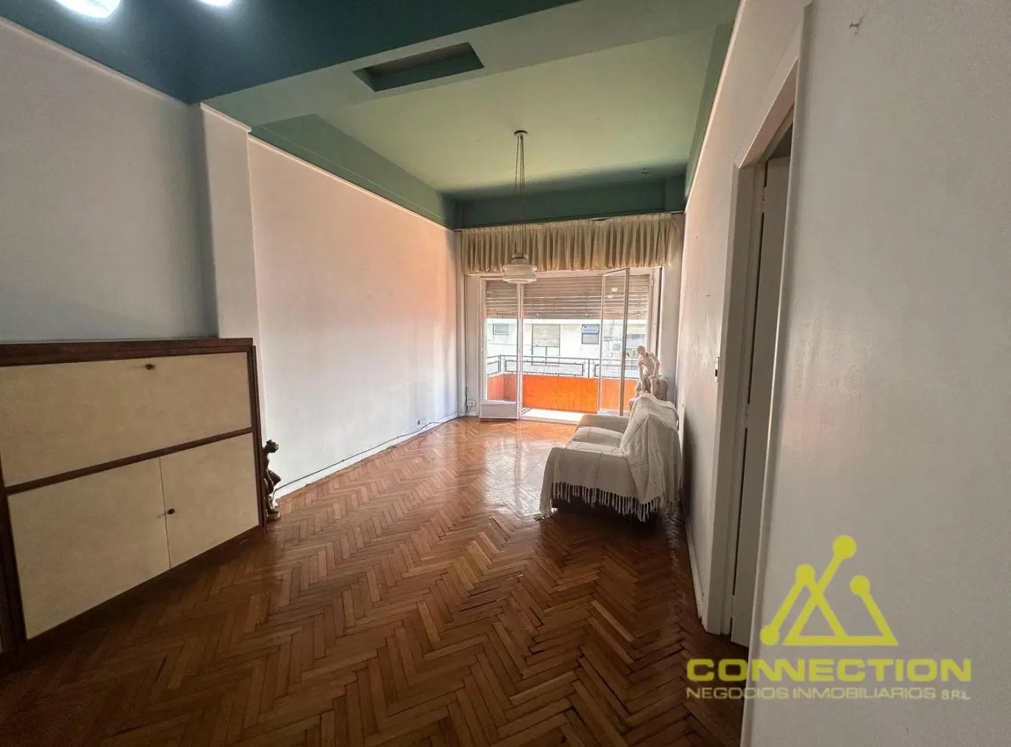 VENTA. DEPARTAMENTO 3 AMBIENTES CON DEPENDENCIA. ONCE.  BALCÓN CORRIDO 4