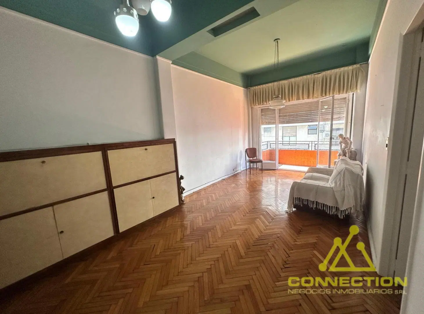 VENTA. DEPARTAMENTO 3 AMBIENTES CON DEPENDENCIA. ONCE.  BALCÓN CORRIDO 8