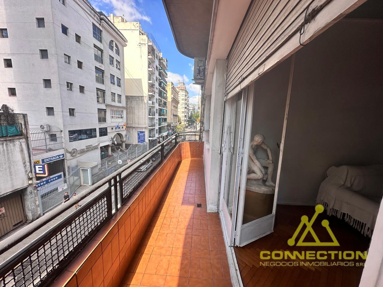 VENTA. DEPARTAMENTO 3 AMBIENTES CON DEPENDENCIA. ONCE. BALCÓN CORRIDO