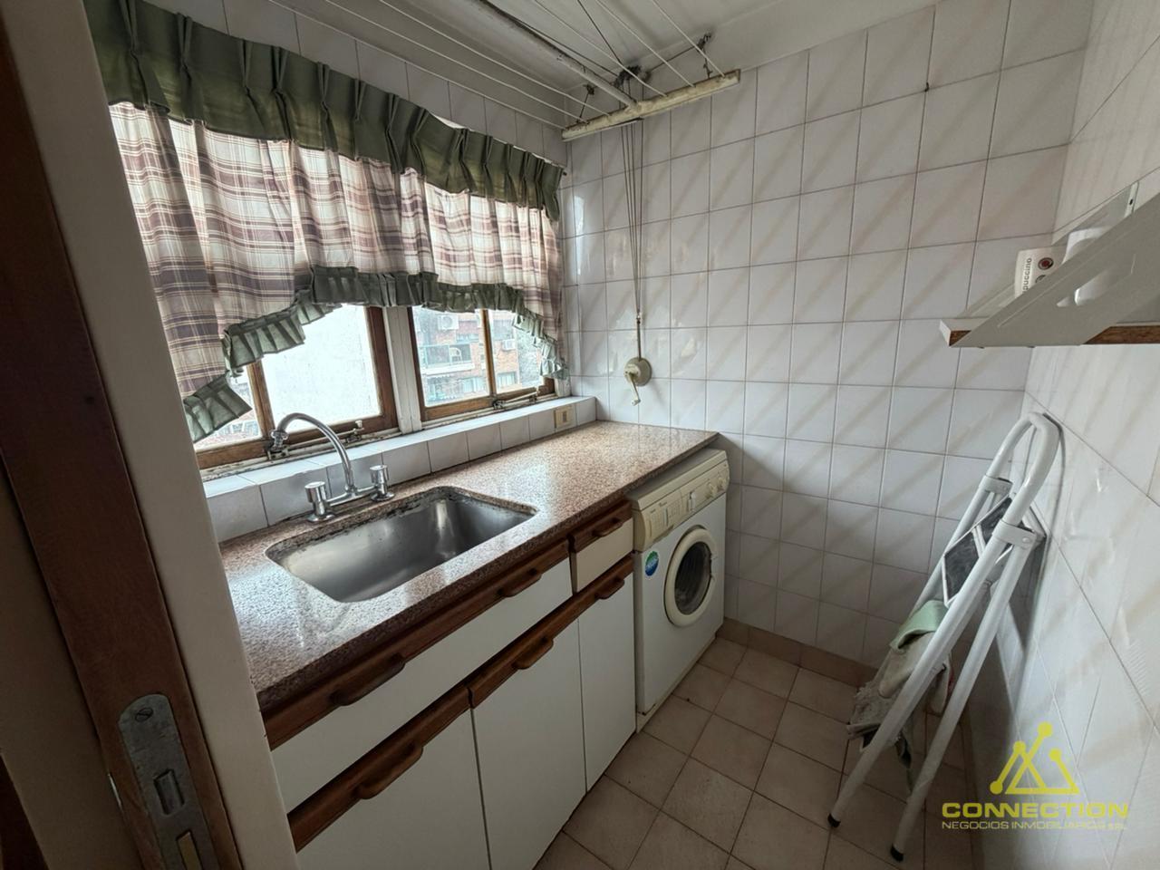 Foto de Departamento 4 ambientes en venta – Suite y cochera – Parque Chacabuco, imagen 2